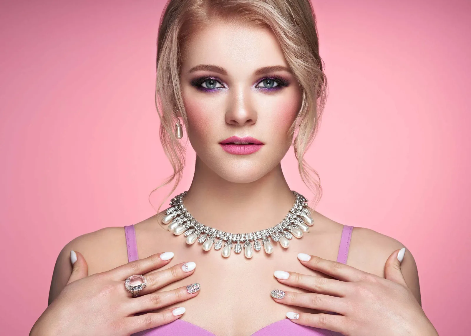 Woman wearing a Chantal Vaulet engagement ring